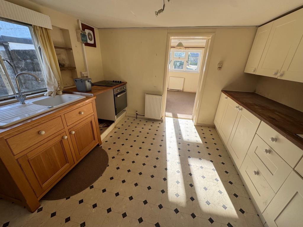 Lot: 154 - SEMI-DETACHED COTTAGE IN NEED OF IMPROVEMENT - Kitchen